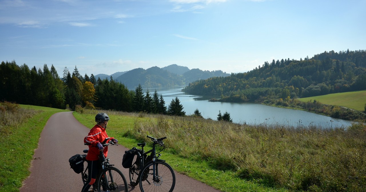 Najlepsza trasa rowerowa na weekend. Wiele punktów do odpoczynku i widok na jezioro