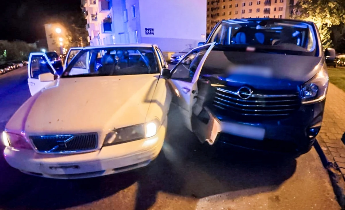 Sześć zaparkowanych pojazdów i radiowóz uszkodził 25-latek w Gorzowie Wielkopolskim (woj. lubuskie), gdy uciekał przed funkcjonariuszami, którzy próbowali zatrzymać go do kontroli. Okazało się, że miał w organizmie prawie 1,5 promila. "Po wytrzeźwieniu usłyszy zarzuty" - poinformował w piątek kom. Grzegorz Jaroszewicz z tamtejszej policji.