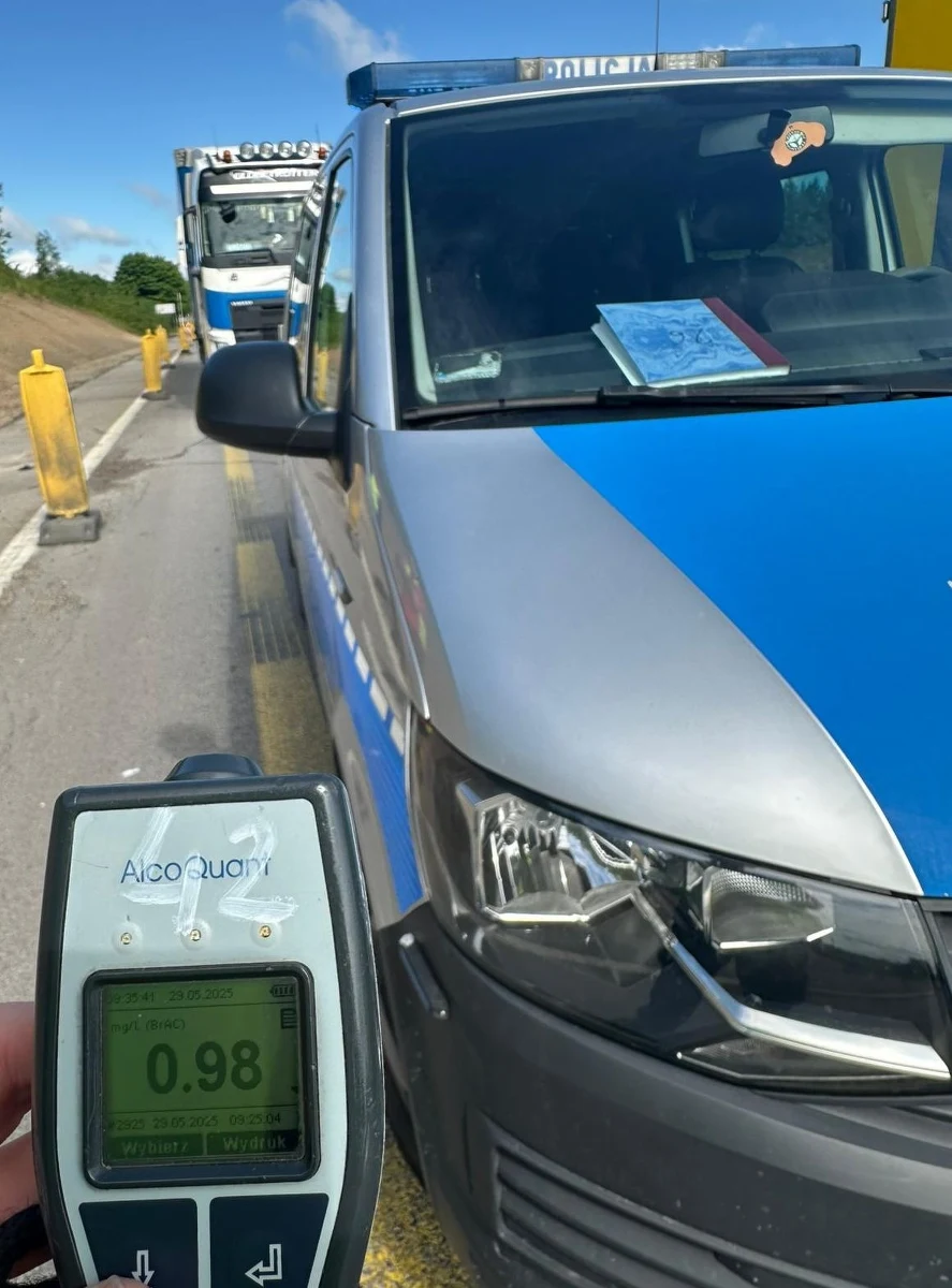 Na obwodnicy Trójmiasta gdańscy policjanci zatrzymali 46-letniego kierowcę ciężarówki, który prowadził, będąc pod wpływem alkoholu. Badanie alkomatem wykazało, że miał on w organizmie 2 promile.