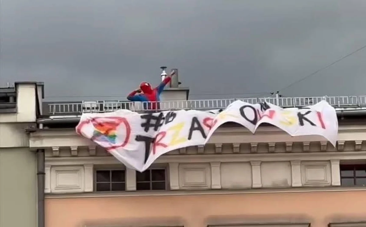 "Hit! Spider-Man nie głosuje na Trzaskowskiego!" - napisał w mediach społecznościowych poseł PiS Michał Woś, były wiceminister sprawiedliwości i były minister środowiska. Umieścił przy tym zdjęcie "happeningu", do którego doszło w czwartek wieczorem w Gliwicach na Śląsku. Osoba przebrana za "człowieka pająka" rozwiesiła na kamienicy baner z napisem "#ByleNieTrzaskowski". Zdarzenie potwierdziła RMF FM policja. "Sprawdzamy, czy doszło do wykroczenia" - usłyszeliśmy.