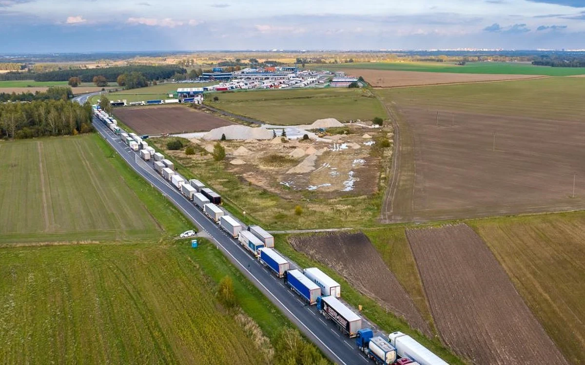Bardzo dobra wiadomość dla kierowców. Wojewoda lubelski Krzysztof Komorski wydał zezwolenia na budowę odcinka A2 między Kijowcem a Dobryniem oraz dla S17 między Tomaszowem Lubelskim a Hrebennem. Na przełomie roku oddany do ruchu ma być 67-kilometrowy fragment A2 od Siedlec do Białej Podlaskiej.