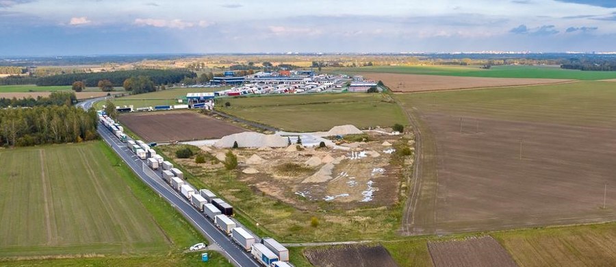 Bardzo dobra wiadomość dla kierowców. Wojewoda lubelski Krzysztof Komorski wydał zezwolenia na budowę odcinka A2 między Kijowcem a Dobryniem oraz dla S17 między Tomaszowem Lubelskim a Hrebennem. Na przełomie roku oddany do ruchu ma być 67-kilometrowy fragment A2 od Siedlec do Białej Podlaskiej.