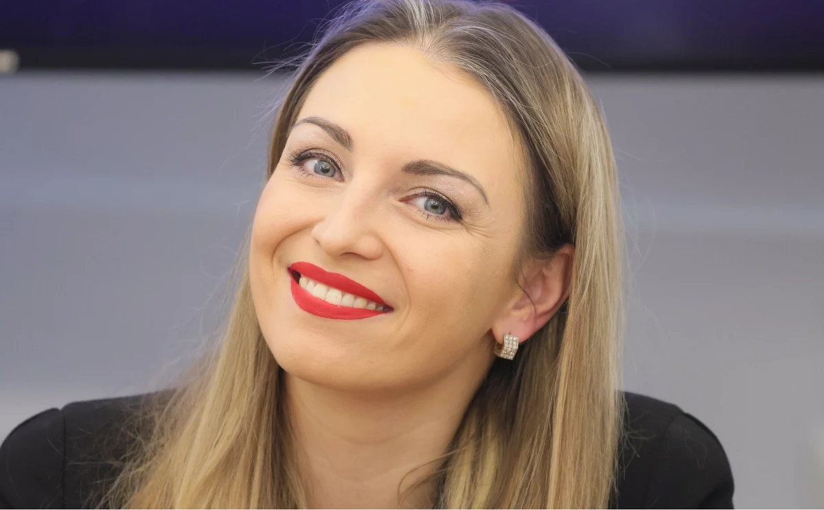 Kinga Gajewska, posłanka KO, odwiedziła mieszkańców DPS i podarowała im warzywa i mięso. W mediach społecznościowych opublikowała fotografię, na której widoczni byli pensjonariusze domu pomocy społecznej, a także ona sama w koszulce kampanijnej Rafała Trzaskowskiego. Spotkała ją za to fala krytyki, m.in. za wykorzystywanie mieszkańców DPS w kampanii wyborczej. Posłanka przeprosiła.