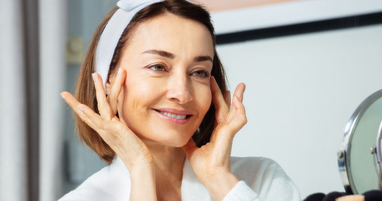 Najlepsze kremy z SPF dla cery dojrzałej, które dają efekt "juicy skin"