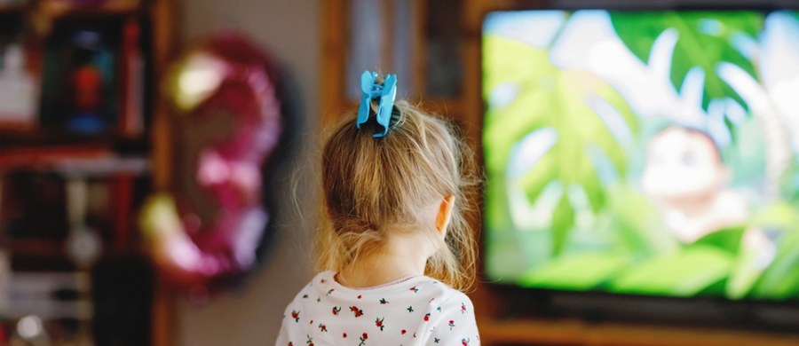 Akt oskarżenia 29-letniego Kamila O. skierowała do sądu Prokuratura Okręgowa w Legnicy. Mężczyzna, działając ze szczególnym okrucieństwem, doprowadził trzyletnią córkę swojej partnerki do poddania się innym czynnościom seksualnym i do obcowania płciowego. Grozi mu od pięciu lat do dożywocia. Dziewczynka trafiła na oddział chirurgii dziecięcej.
