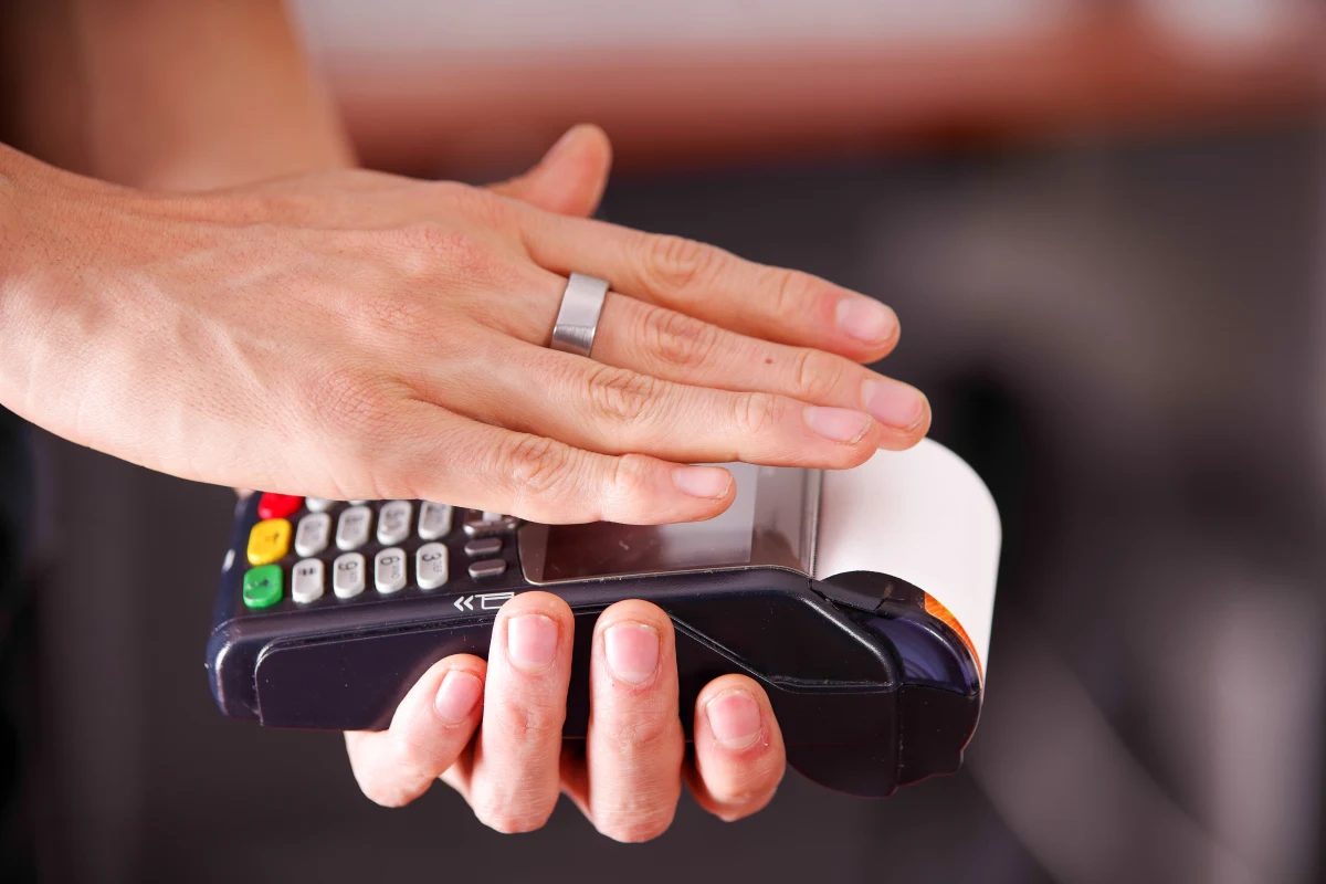 Obrączka płatnicza to nowy gadżet, który ma ułatwić życie wszystkim miłośnikom podróży. Taką innowację właśnie wprowadził Bank Pekao S.A. Jak działa to urządzenie i jakie korzyści przynosi jego użytkownikom?