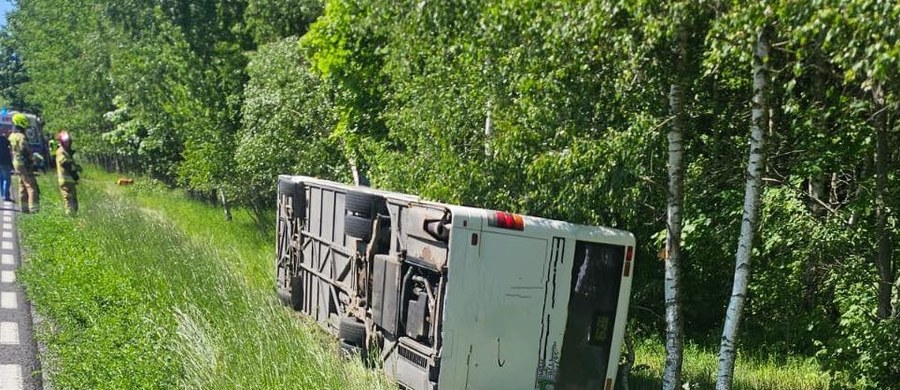 Wypadek autobusu w woj. warmińsko-mazurskim - na drodze krajowej nr 63 w okolicach Gaudynek w powiecie piskim pojazd wjechał do rowu i przewrócił się na bok. W autobusie było 25 młodych osób. W wypadku poszkodowanych zostało pięciu nastolatków.