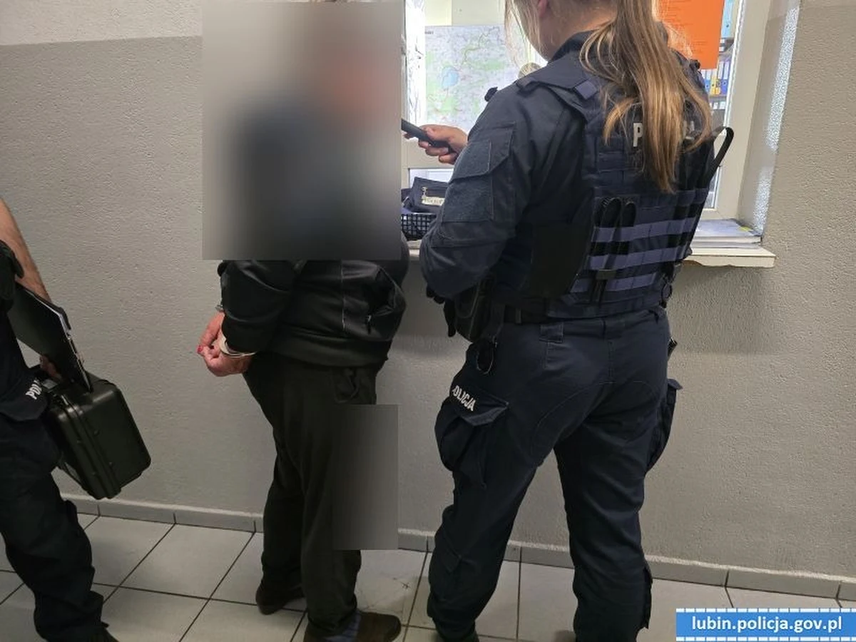 Ponad promil alkoholu w organizmie miała 69-letnia kobieta, która przyjechała odebrać z przedszkola swojego wnuka w Ścinawie w woj. dolnośląskim. Okazało się, że babcia dziecka nie miała uprawnień do kierowania pojazdami. Została zatrzymana przez policjantów. Dzieckiem zaopiekowały się pracownice placówki do czasu odebrania go przez matkę.