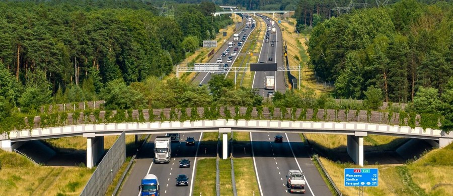 Jest komplet dokumentów pozwalających na rozbudowę autostrady A2 z Łodzi do Warszawy - poinformowano na piątkowej konferencji prasowej. GDDKiA zapowiada rozpoczęcie budowy na początek 2026 roku. Przebudowa ma objąć łącznie 89 km trasy.