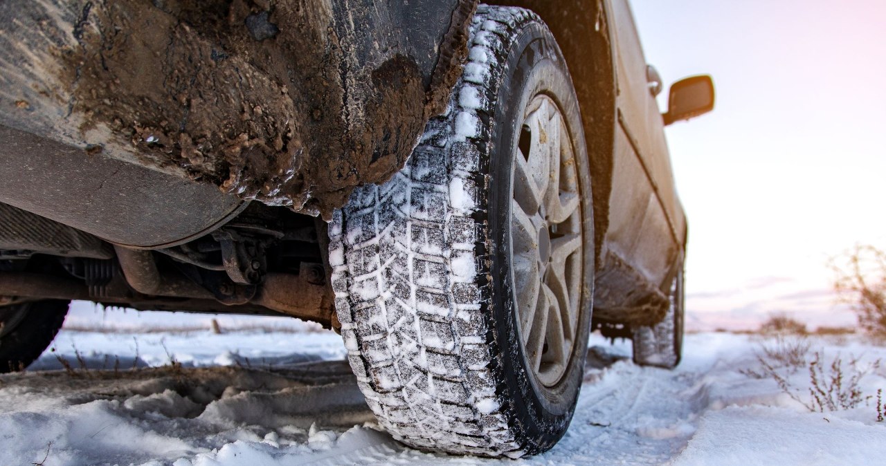 Jeździsz z odwrotnie założonymi oponami? Sprawdź, jak to wpływa na auto