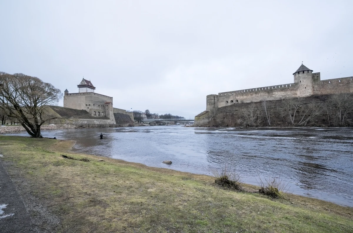 Estoński rząd zdecydował o zakończeniu negocjacji z Rosją dotyczących instalacji boi nawigacyjnych na rzece Narwie. Powodem jest brak porozumienia i niekonstruktywna postawa strony rosyjskiej. Władze w Tallinie zapowiadają wzmocnienie ochrony granicy z pomocą Frontexu. Spór trwa od lat, a samo miasto Narwa jest punktem zapalnym w relacjach Estonia-Rosja.