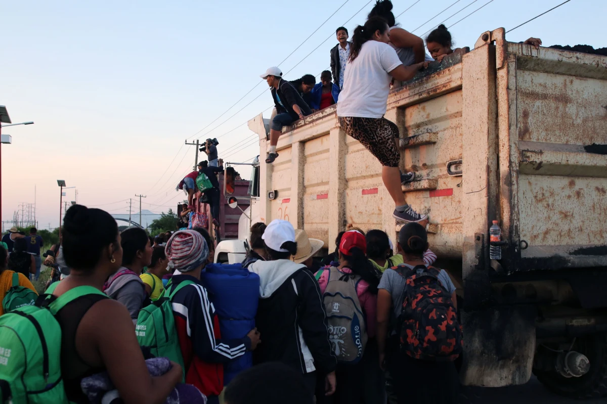 Na nietypowy pomysł, jak zatrzymać nielegalną imigrację, wpadli kierowcy w Europie. Jak przekazał dziennik "Telegraph", na ciężarówkach pojawiły się naklejki z napisem "Nie jedziemy do Wielkiej Brytanii" w językach angielskim i francuskim. Ma to odstraszyć imigrantów, którzy zamierzają nielegalnie przekroczyć kanał La Manche.