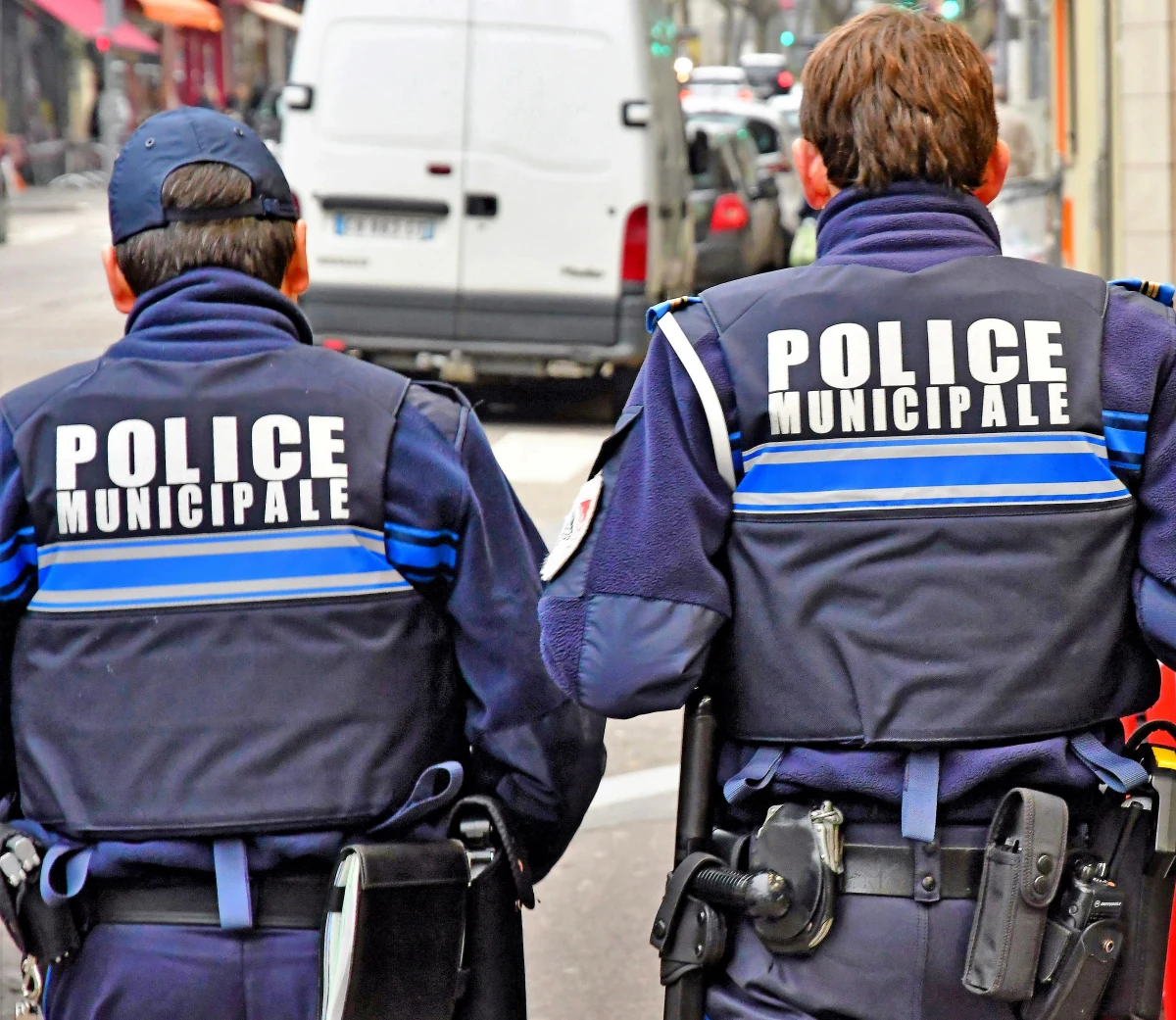 Koniec z paleniem w miejscach publicznych we Francji. Od 1 lipca zakaz palenia będzie obowiązywał w parkach, na plażach, przystankach autobusowych, na terenie obiektów sportowych i przed szkołami. Nie dotyczy np. ogródków kawiarnianych.