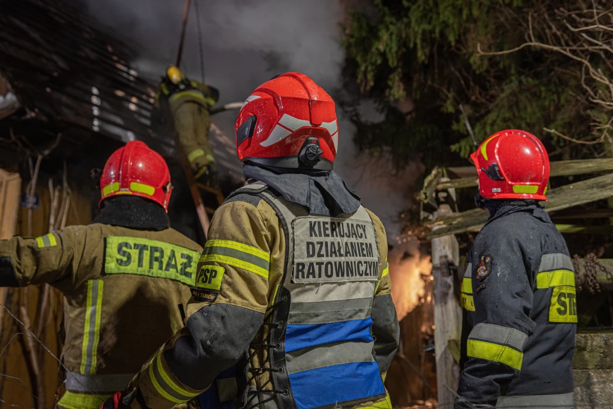 W piątek zmarła kobieta poparzona w pożarze, do którego doszło wczoraj w kamienicy przy ul. Reja w Piastowie pod Warszawą. Strażacy z płonącego mieszkania ewakuowali też 12-letniego chłopca, którego mimo reanimacji nie udało się uratować. 