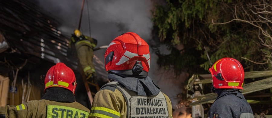 W piątek zmarła kobieta poparzona w pożarze, do którego doszło wczoraj w kamienicy przy ul. Reja w Piastowie pod Warszawą. Strażacy z płonącego mieszkania ewakuowali też 12-letniego chłopca, którego mimo reanimacji nie udało się uratować. 