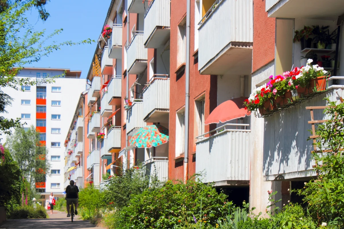 W poszukiwaniu nowych mieszkańców Eisenhüttenstadt, miasto położone na wschodzie Niemiec, blisko granicy z Polską, wprowadza niecodzienną ofertę - dwa tygodnie darmowego zakwaterowania dla potencjalnych nowych mieszkańców. Ten swoisty okres próbny ma się odbyć we wrześniu. 