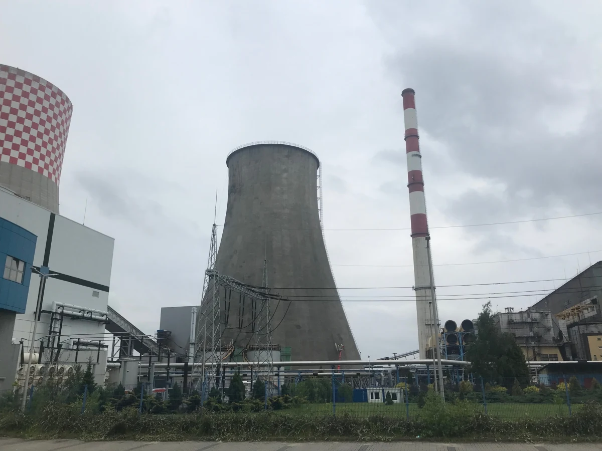 Kontrolowany wybuch w Elektrowni Łagisza w Będzinie w Śląskiem. W ten sposób z powierzchni ziemi zniknęła tam kolejna, gigantyczna chłodnia kominowa. Po uprzątnięciu terenu planowana jest tam nowoczesna inwestycja energetyczna.