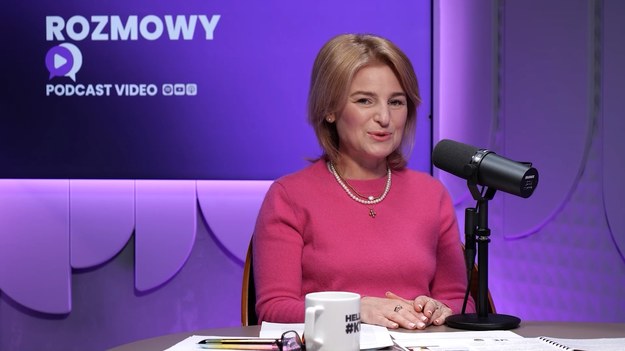 "11 tysięcy złotych za zabawkę z PRL" – taka informacja kilka miesięcy temu viralowo rozeszła się w polskich mediach. Obok niej w artykułach podawano i inne przykłady przedmiotów, na które rzekomo mają polować kolekcjonerzy zabawek z poprzednich dekad. I tak: lalka z celuloidu miałaby kosztować 1,9 tys. zł, a gra planszowa Grzybobranie 2 tysiące. Ile w tym prawdy? Jak w rzeczywistości wygląda rynek zabawek retro i jakie przedmioty są atrakcyjne dla kolekcjonerów? O tym opowiadamy w tym odcinku podcastu "Rozmowy".
Gościnią "Rozmów" jest Katarzyna Sosenko, historyczka sztuki, antykwariuszka, prezeska Fundacji Zbiorów Rodziny Sosenków, której jednym z projektów jest Muzeum Zabawek, liczące ok. 40 tys. eksponatów. Jak podkreślała ekspertka, zabawka to nie tylko przedmiot o wartości ekonomicznej czy emocjonalnej, ale też nośnik informacji. Obiekt, który wiele mówi o społeczeństwie i obyczajach epoki, w której był wytwarzany i użytkowany. - Zabawka jest pewną tożsamością kulturową, jak i naszą osobistą tożsamością. Jakie było nasze dzieciństwo? Co przeżyliśmy? Z kim się bawiliśmy i jakie mieliśmy wzorce? To wszystko jest  niezwykle ważne - tłumaczyła w podcaście "Rozmowy". 