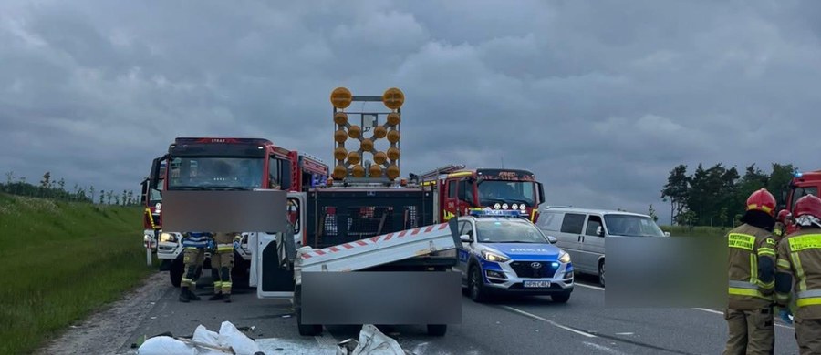 Jedna osoba zginęła, a dwie są ranne w wyniku zderzania busa z samochodem pomocy drogowej na S6 w Koleczkowie w Pomorskiem. 