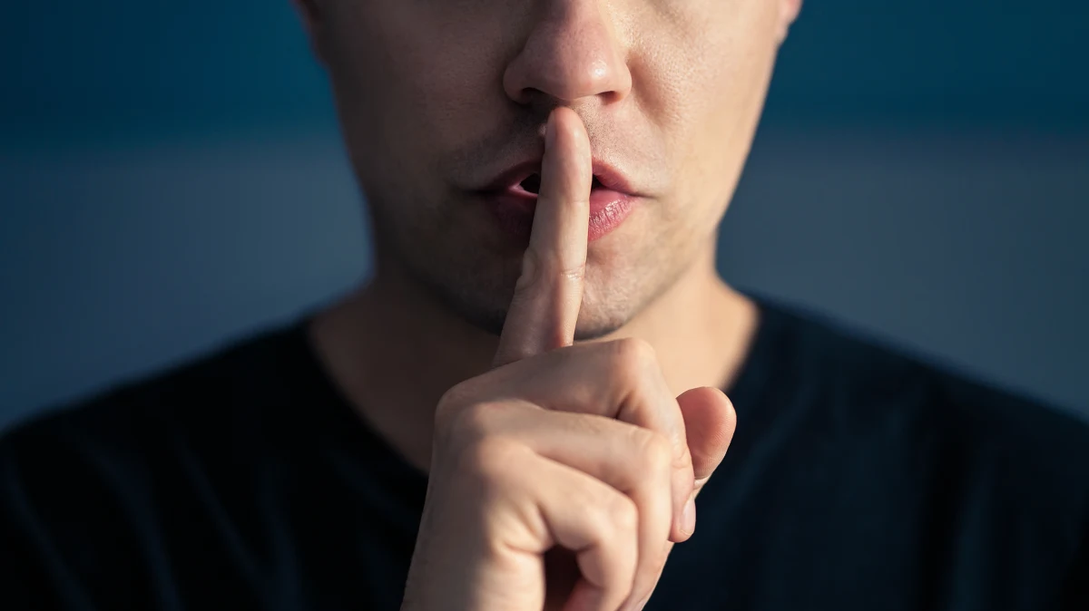 W Polsce rozpoczęła się cisza wyborcza. Potrwa do niedzieli, do godziny 21:00, gdy zamknięte zostaną lokale wyborcze. W tym artykule przypominamy, czego nie wolno robić i jakie kary grożą za złamanie przepisów.