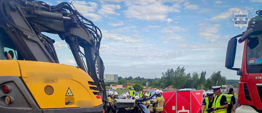 Samochód osobowy z nieznanych przyczyn zjechał z jezdni i uderzył w stojącą na pasie zieleni koparkę na autostradzie A4 w Mysłowicach (Śląskie). W pojeździe było pięć osób, kierowca poniósł śmierć na miejscu, a pozostała czwórka w stanie krytycznym trafiła do szpitala. 