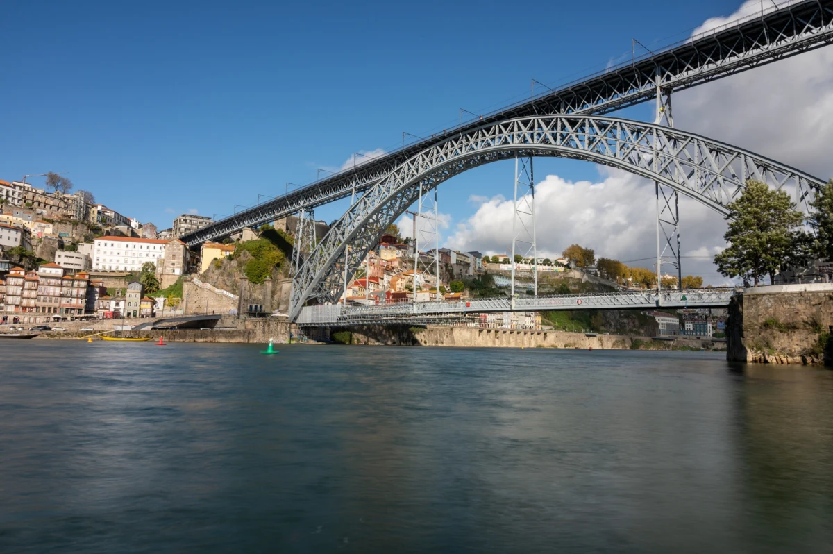 17-latek założył się z kolegami i skoczył z dolnego poziomu mostu Ludwika I w Porto do rwącego nurtu rzeki Douro, po czym zaginął. Portugalska policja rozpoczęła intensywne poszukiwania chłopca, które na razie nie przyniosły rezultatu.