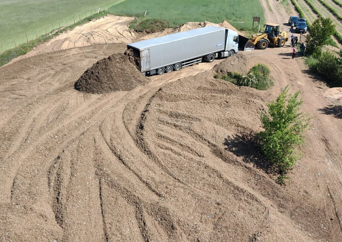 Policjanci z Komendy Wojewódzkiej Policji w Poznaniu zatrzymali siedem osób podejrzanych o udział w nielegalnym składowaniu odpadów na terenie powiatu kolskiego. Proceder odbywał się na terenie byłej żwirowni. Zatrzymanym postawiono zarzuty z art. 183 Kodeksu karnego - za tego typu przestępstwa grozi nawet 10 lat więzienia.