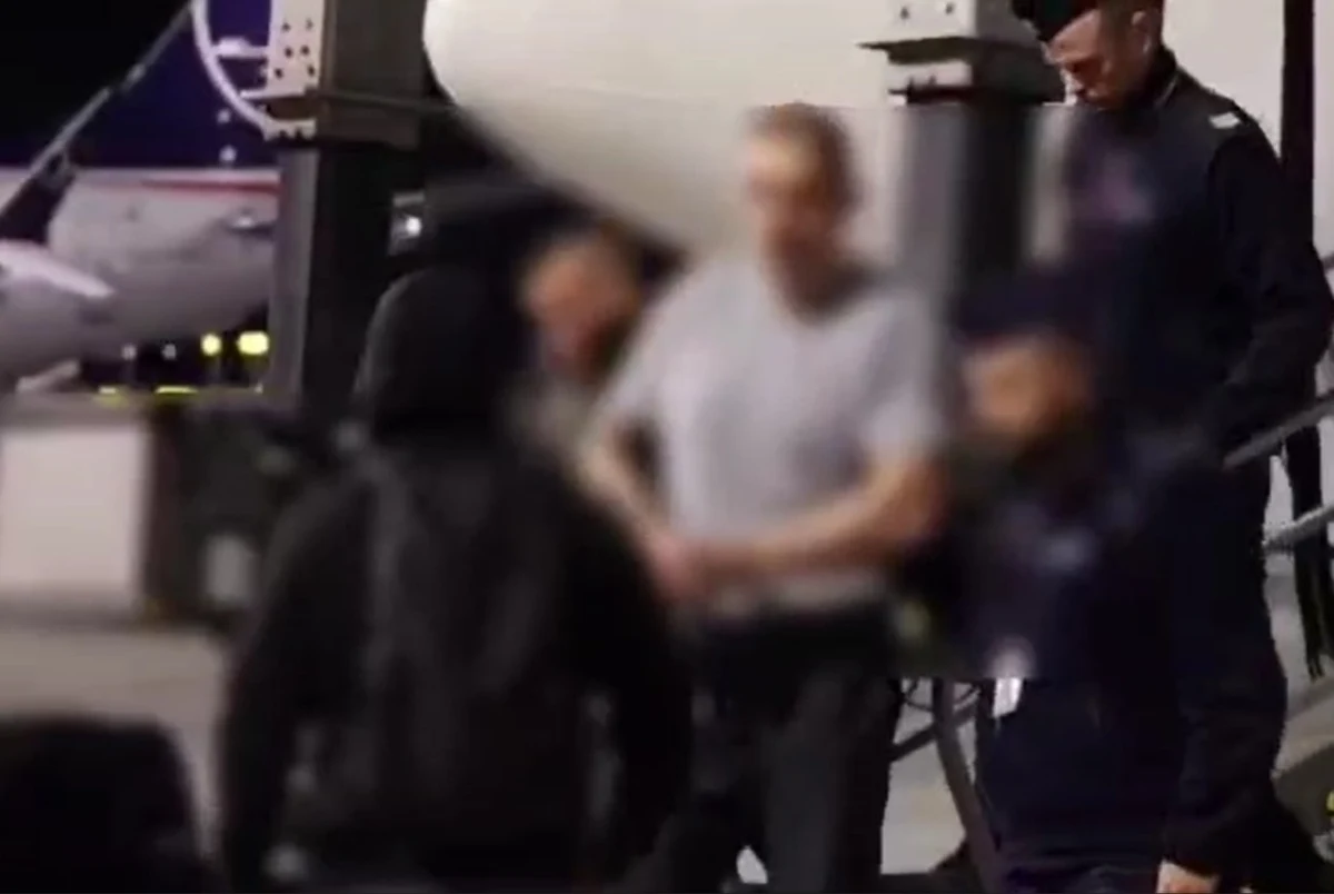 Był poszukiwany od 2004 roku. Wystawiono za nim listy gończe, ENA, Interpol ścigał go "czerwoną notą". Po zatrzymaniu w styczniu zeszłego roku w Wielkiej Brytanii Łukasz R., ps. Rataj, właśnie został przekazany Polsce. Ma odpowiedzieć za wymuszenia rozbójnicze, rozbój z niebezpiecznym narzędziem, udział w zorganizowanej grupie przestępczej, a także za usiłowanie zabójstwa. 