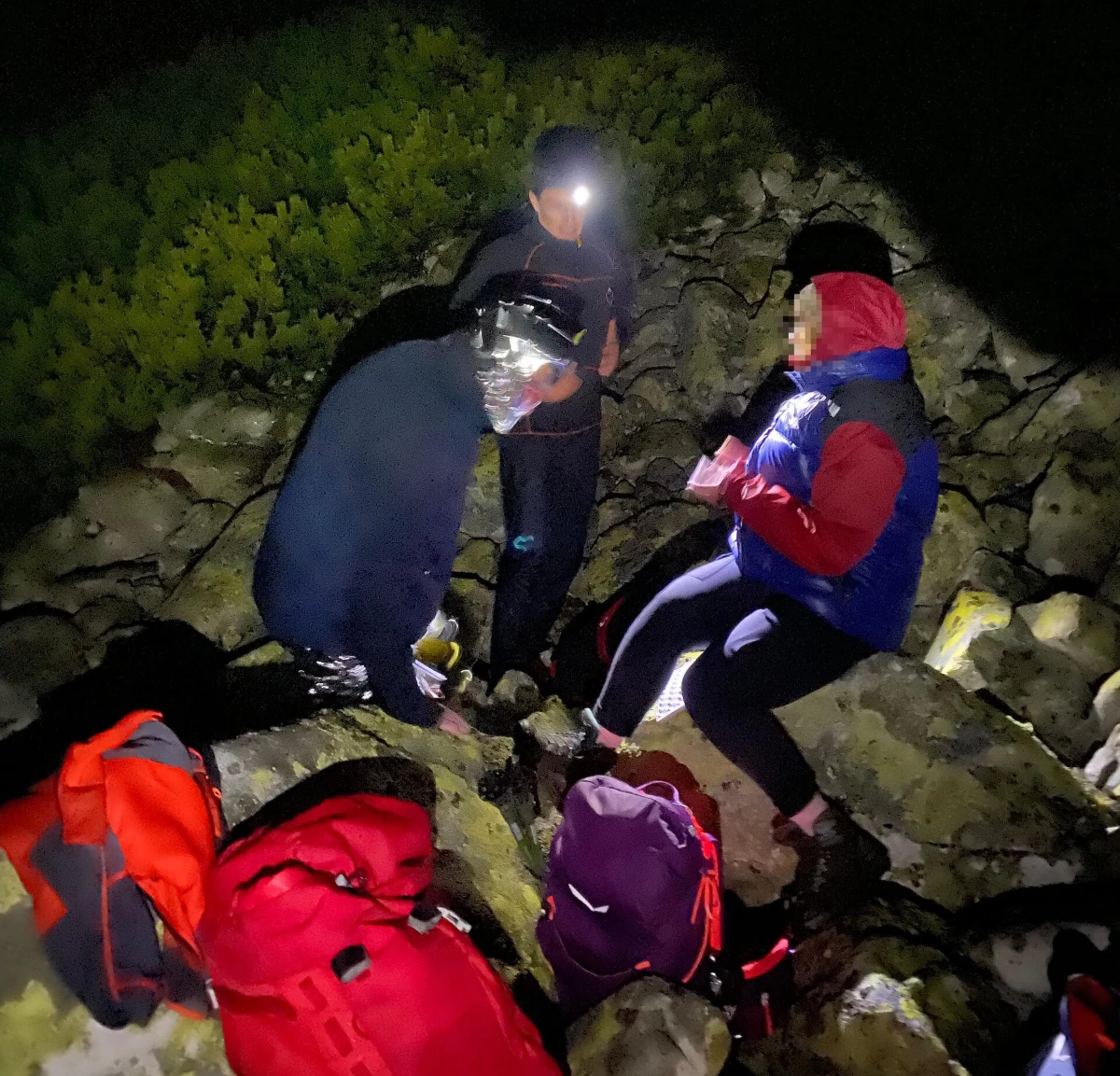 Dwoje turystów z Polski uratowali w Tatrach ratownicy słowackiej Horskiej Zachrannej Sluzby. Kobieta i mężczyzna zabłądzili w nocy podczas schodzenia ze Sławkowskiego Szczytu.  

