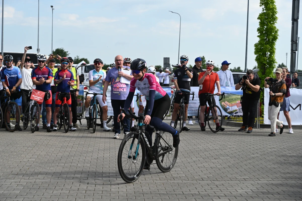 W Krakowie trwa akcja charytatywna "Pomaganie buduje", której celem jest zebranie funduszy na pomoc psychologiczną dla dzieci z Ołdrzychowic Kłodzkich - miejscowości zniszczonej przez ubiegłoroczną powódź. Bicia rekordu w liczbie przejechanych kilometrów na rowerze w ciągu 48 godzin podjęła się Joanna Balawajder, mistrzyni świata w ultrakolarstwie. Na mecie pojawiła się po ponad 37 godzinach. "Odliczałam do południa, do popołudnia, do posiłków. A więc miałam takie swoje małe cele" - powiedziała reporterowi RMF FM Michałowi Dobrołowiczowi. Akcji patronuje RMF FM.