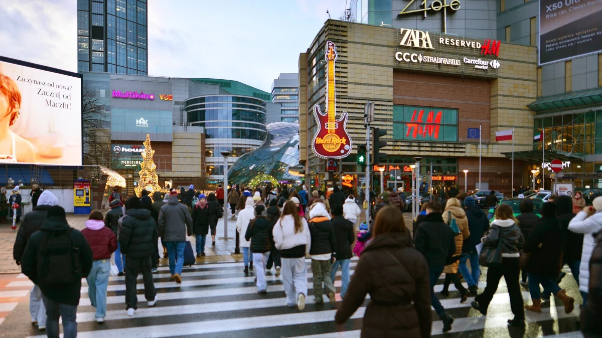 W niedzielę 1 czerwca wchodzą w życie nowe przepisy zaostrzające zasady dostępu cudzoziemców do polskiego rynku pracy, uczelni oraz systemu wizowego. Jak podkreśla rząd, to kolejny krok w stronę odzyskania kontroli nad migracją i zwiększenia bezpieczeństwa obywateli.