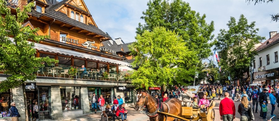Planujesz wakacyjny wyjazd w Tatry? Lepiej nie zwlekaj z rezerwacją. W niektórych terminach - szczególnie w sierpniu - ponad połowa dostępnych miejsc noclegowych została już zarezerwowana. Choć ceny na razie są nieco niższe niż w ubiegłym roku, prognozy nie pozostawiają złudzeń: będzie drożej.