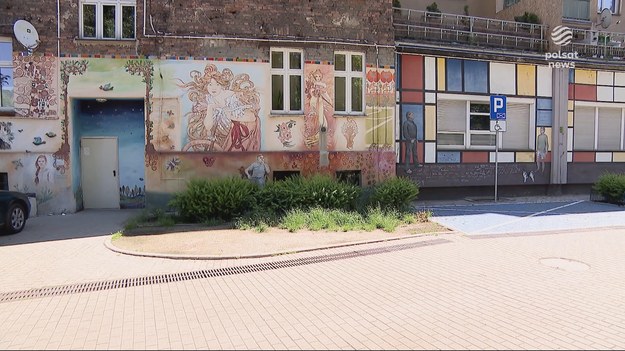 Trudno znaleźć motyw przewodni tych dzieł, ale kolorowe podwórka bez wątpienia zachwycają. Zjeżdżają tam tłumy turystów nie tylko z Polski, bo wchodząc w bramę przy ul. Roosevelta we Wrocławiu możemy poczuć, że przenosimy się w inny świat. Materiał dla "Wydarzeń" przygotował Maciej Stopczyk.