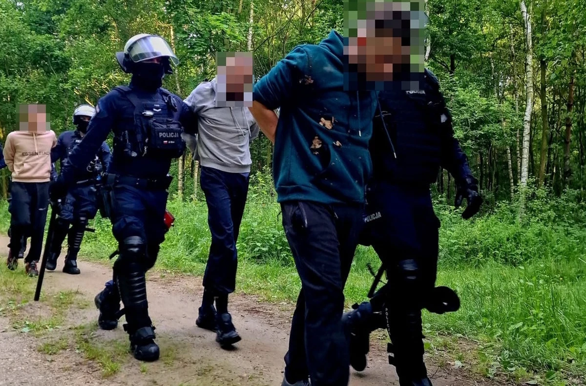 Ochraniacze na szczęki, kominiarki czy rękawice do walk - to właśnie w sobotę rano odnalazła policja w samochodach, którymi przyjechali wrocławscy kibole do jednego z lasów na terenie gminy Szczytniki w powiecie kaliskim w Wielkopolsce. Miała się tam odbyć ustawka dwóch zwaśnionych drużyn. Służby zatrzymały 23 mężczyzn.