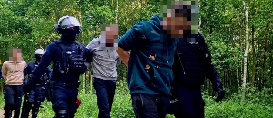 Ochraniacze na szczęki, kominiarki czy rękawice do walk - to właśnie w sobotę rano odnalazła policja w samochodach, którymi przyjechali wrocławscy kibole do jednego z lasów na terenie gminy Szczytniki w powiecie kaliskim w Wielkopolsce. Miała się tam odbyć ustawka dwóch zwaśnionych drużyn. Służby zatrzymały 23 mężczyzn.