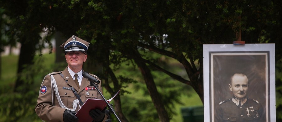 W Dąbrowie Tarnowskiej w Małopolsce odbyły się uroczystości z okazji 140. rocznicy urodzin gen. Mariana Kukiela. "Jesteśmy dumni, że tak zasłużony patriota wywodzi się z dąbrowskiej ziemi" - mówił burmistrz miasta Krzysztof Kaczmarski. 