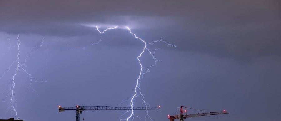 Nowe ostrzeżenie przed gwałtownymi burzami wydał w sobotę po południu Instytut Meteorologii i Gospodarki Wodnej. Synoptycy ostrzegają - miejscami burzom będą towarzyszyć silne opady deszczu, silne porywy wiatru, a lokalnie grad. Alert 1. stopnia obowiązuje do północy 1 czerwca. Gdzie jest burza? W jakich regionach niebezpiecznie będzie również w niedzielę?