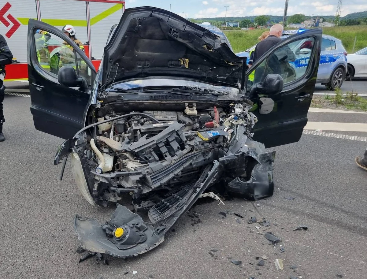 Dwie osoby trafiły do szpitala po wypadku na drodze ekspresowej S3 w Bolkowie na Dolnym Śląsku. Auto jadące pod prąd uderzyło tam w prawidłowo poruszający się samochód. 