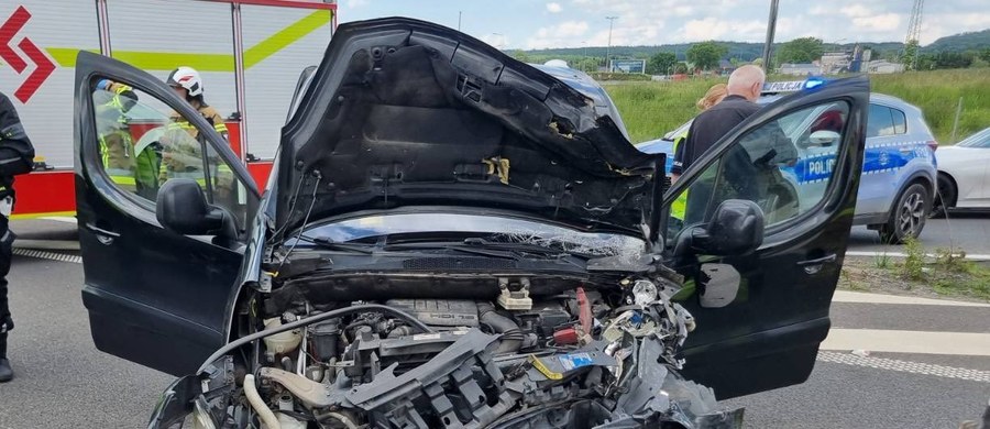 Dwie osoby trafiły do szpitala po wypadku na drodze ekspresowej S3 w Bolkowie na Dolnym Śląsku. Auto jadące pod prąd uderzyło tam w prawidłowo poruszający się samochód. 