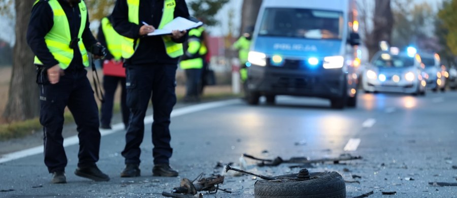 Nie udało się uratować 44-letniego motocyklisty, który wypadł z drogi i uderzył w przydrożny słup. Do tragedii doszło w sobotę wieczorem na dk 81 w Mikołowie, przed CH Auchan, w kierunku Katowic. W miejscu zdarzenia występowały utrudnienia. 