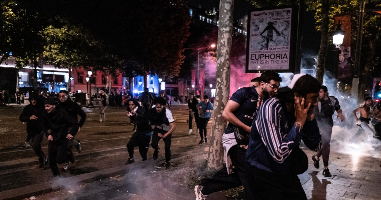 Są pierwsze ofiary chaosu w Paryżu. Wśród nich nastolatek, dramatyczne szczegóły