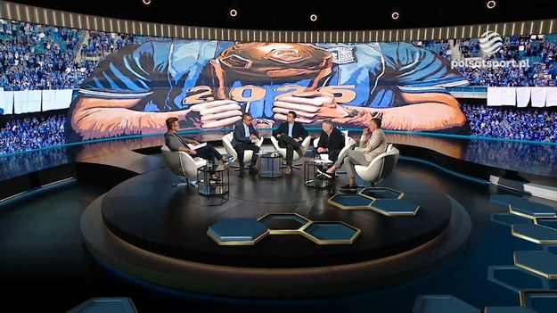 Materiał pochodzi z "Cafe Futbol" z 1 czerwca 2025 roku, w którym poruszono wątki wprowadzania młodych piłkarzy do seniorskiej piłki.

