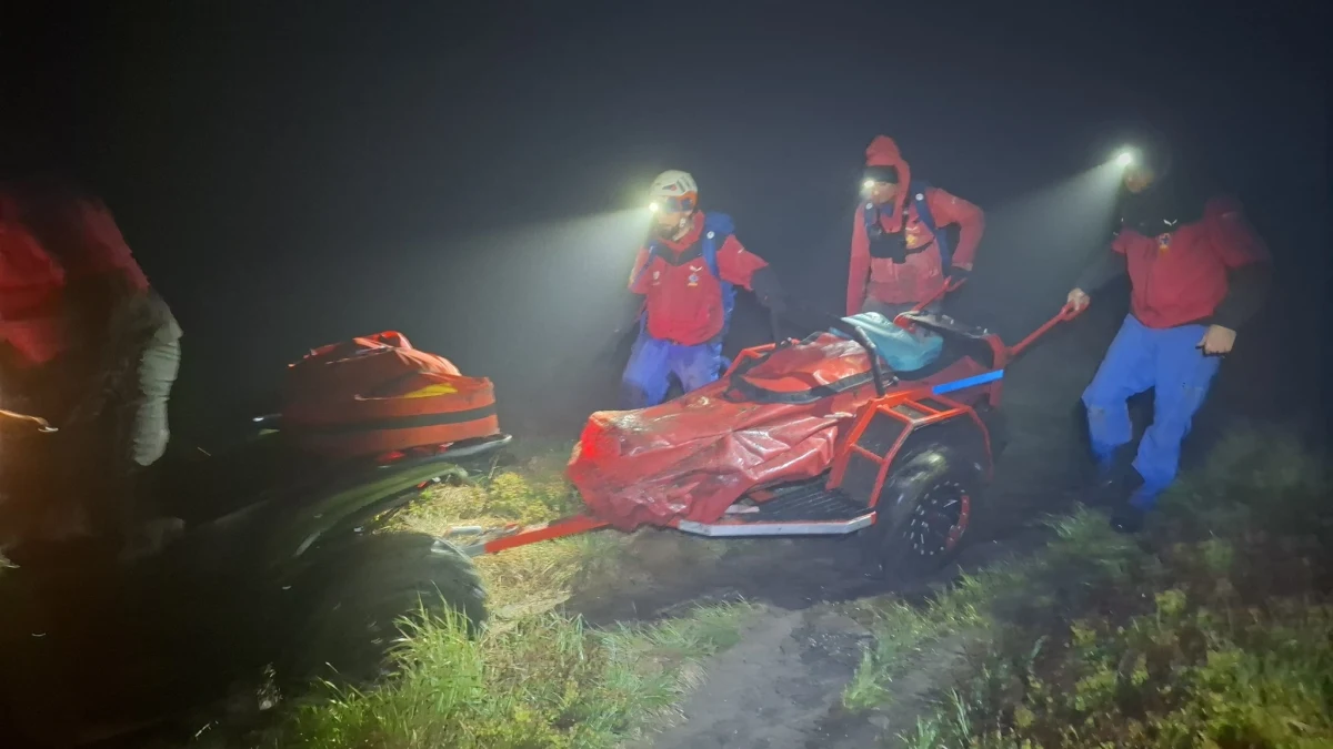 Tragicznie mogła się zakończyć wędrówka turysty, który utknął w nocy w Bieszczadach. Mężczyzna skręcił sobie nogę, ale nie mógł wezwać pomocy, bo był poza zasięgiem sieci. Czołgał się przez dwie i pół godziny - relacjonuje Dominik Smaga, reporter RMF FM. Akcja ratunkowa zakończyła się o godz. 4 rano.
