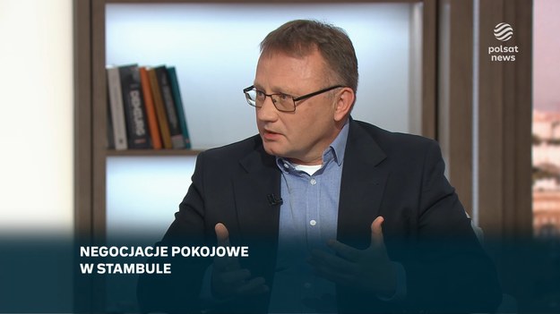 Witold Jurasz podkreślił z kolei, że problemem w ocenie rosyjskich intencji jest to, że Rosjanie mają "jedną metodę negocjacji, czyli eskalowanie żądań". - Musielibyśmy wiedzieć, co się za tym kryje. Obawiam się, że wiemy niewiele, nawet mniej niż nasi sojusznicy - stwierdził. Według Jurasza w Polsce mieliśmy nierealistyczne oczekiwania wobec nakładanych na Rosję sankcji. - Zakładaliśmy, że ta gospodarka zostanie rzucona na kolana. Amerykanie przez dziesięciolecia stosowali sankcje w stosunku do Kuby, Iranu, Libii czy Iraku. Nigdzie nie doprowadziły do krachu systemu - powiedział. - Amerykanskie sankcje nie rzucą Rosji na kolana choćby z tego powodu, że Rosja według różnych ocen wydaje 18 bln rubli na kontynuowane wojny, a poziom oszczędnosci prywatnych obywateli w rosyjskim systemie bankowym jest historycznie najwyższy i osiągnął 60 bln. Gdyby Rosja zaczęła korzystać z tych zasobów, ma pieniądze na kontynuowane wojny przynajmniej przez trzy najbliższe lata - ocenił Marek Budzisz. Według eksperta Rosja ma duży zasób siły wewnętrznej. - Odnoszę się do magicznego myślenia, które w Polsce jest chyba rozpowszechnione - jeżeli Ameryka przyjmie bardzo twarde i srogie sankcje, Rosja bedzie zmuszona do zakończenia wojny na warunkach, ktorych nie będzue akceptowała. Moim zdaniem tak się nie musi stać, choć może - stwierdził.