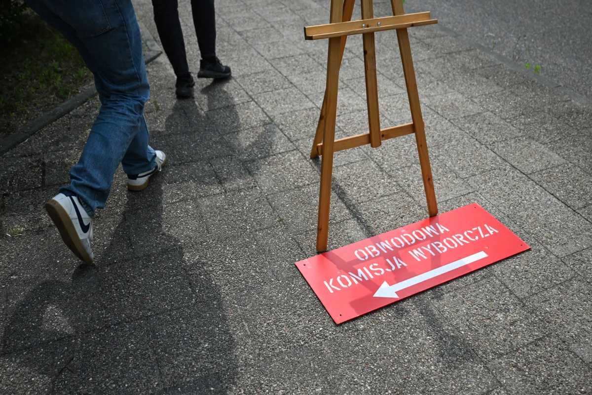 Prawie 0,8 promila alkoholu miał w wydychanym powietrzu członek jednej z obwodowych komisji wyborczych w Białymstoku. Decyzją przewodniczącego tej komisji, mężczyzna został odsunięty od czynności służbowych.