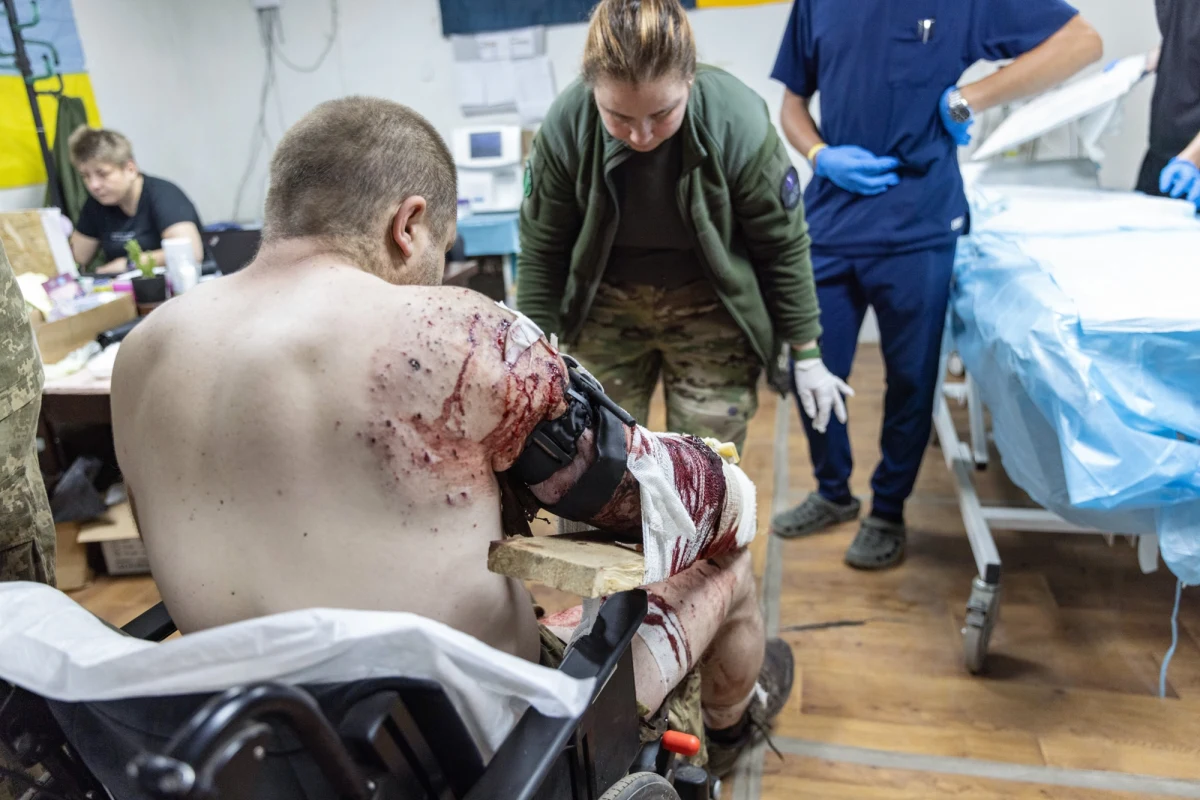 "Dwanaście osób zginęło, a ponad 60 zostało rannych w niedzielę w przeprowadzonym przez Rosję ataku rakietowym na jedną z jednostek szkoleniowych ukraińskiej armii" - poinformowały wojska lądowe Sił Zbrojnych Ukrainy. Dowódca, generał Mychajło Drapaty, podał się po tym ataku do dymisji. "To młodzi chłopcy z batalionu szkoleniowego. Większość z nich była w schronach. Mieli się uczyć, żyć, walczyć - nie umierać" - napisał, ogłaszając swoją decyzję. 