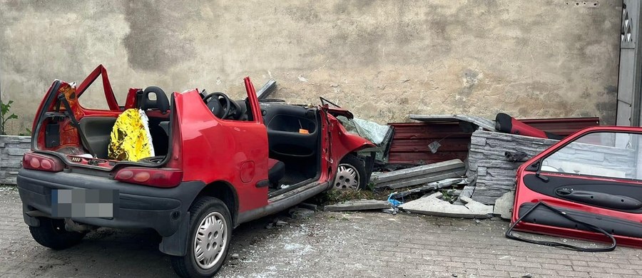 Do szpitala trafił 24-latek, który w niedzielę w miejscowości Stary Sielec w Wielkopolsce stracił panowanie nad seicento i uderzył w ogrodzenie. Siła uderzenia była tak duża, że młody mężczyzna był zakleszczony w pojeździe. Służby musiały użyć specjalistycznego sprzętu, przepoławiając go na pół.
