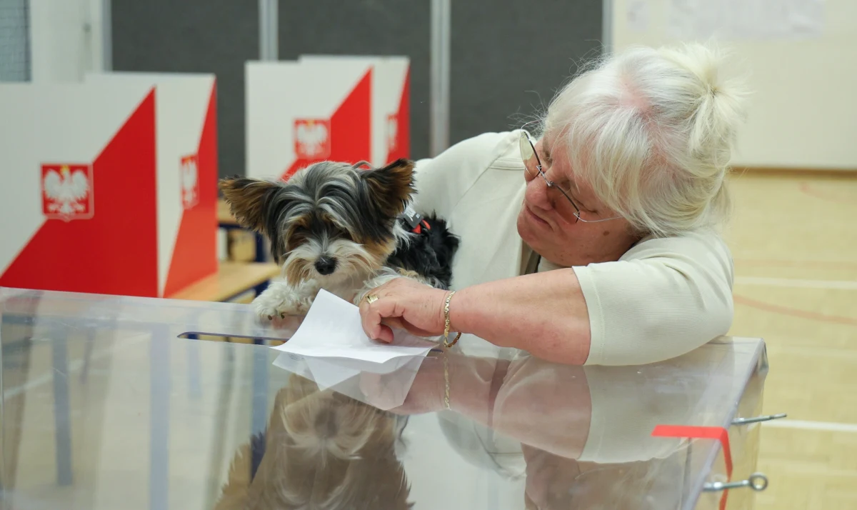 Trwa głosowanie w ramach drugiej tury wyborów prezydenckich. Przewodniczący Państwowej Komisji Wyborczej Sylwester Marciniak podał, że do godz. 17:00 frekwencja w kraju wyniosła 54,91 proc. To więcej niż w pierwszej turze, kiedy o tej porze głos do urn wrzuciło 50,69 proc. wyborców.