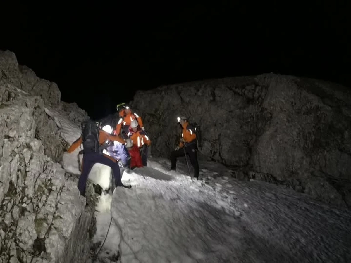 W sercu austriackiego masywu Tennengebirge pięcioosobowa rodzina z Niemiec, mimo ostrzeżeń, postanowiła zmierzyć się z górską przygodą, która szybko przerodziła się w walkę o przetrwanie. Przedsięwzięcie, które miało być ekscytującą wędrówką, zakończyło się dramatycznym wezwaniem o pomoc w środku nocy. 