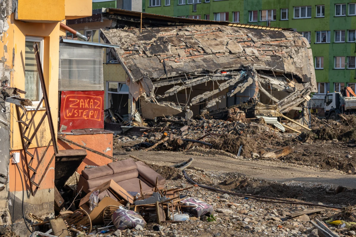 Właściciele domów w Niemczech mogą wkrótce zmierzyć się z nowym obowiązkiem - rząd federalny, na czele z kanclerzem Friedrichem Merzem, planuje wprowadzenie obowiązkowego ubezpieczenia od szkód żywiołowych spowodowanych przez zmiany klimatyczne. Minister sprawiedliwości Stefanie Hubig (SPD) podkreśla, że takie rozwiązanie ma na celu lepszą ochronę przed katastrofami naturalnymi.